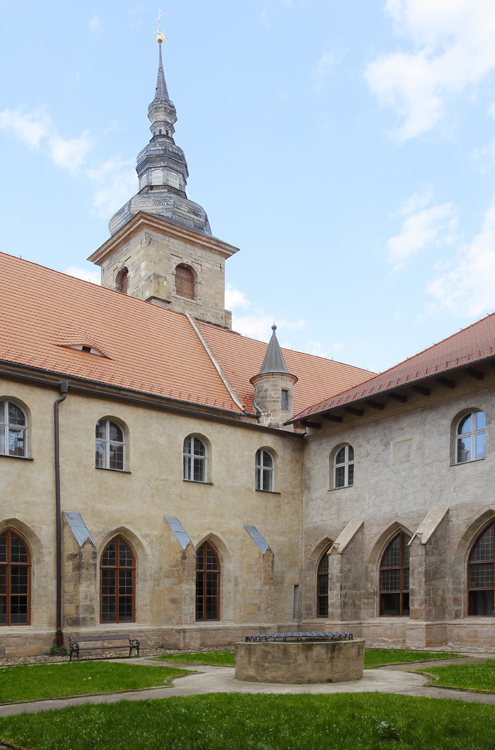 V rajském dvoře františkánského kláštera rostly květiny i běhaly slepice                            