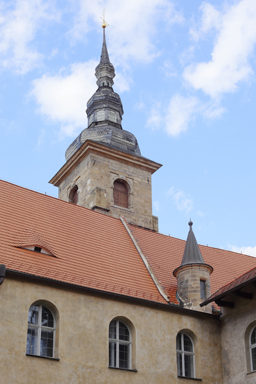 V rajském dvoře františkánského kláštera rostly květiny i běhaly slepice                            