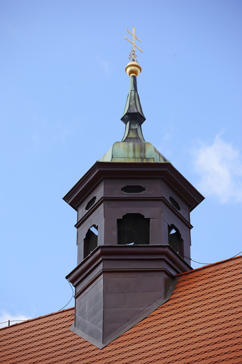 V rajském dvoře františkánského kláštera rostly květiny i běhaly slepice                            