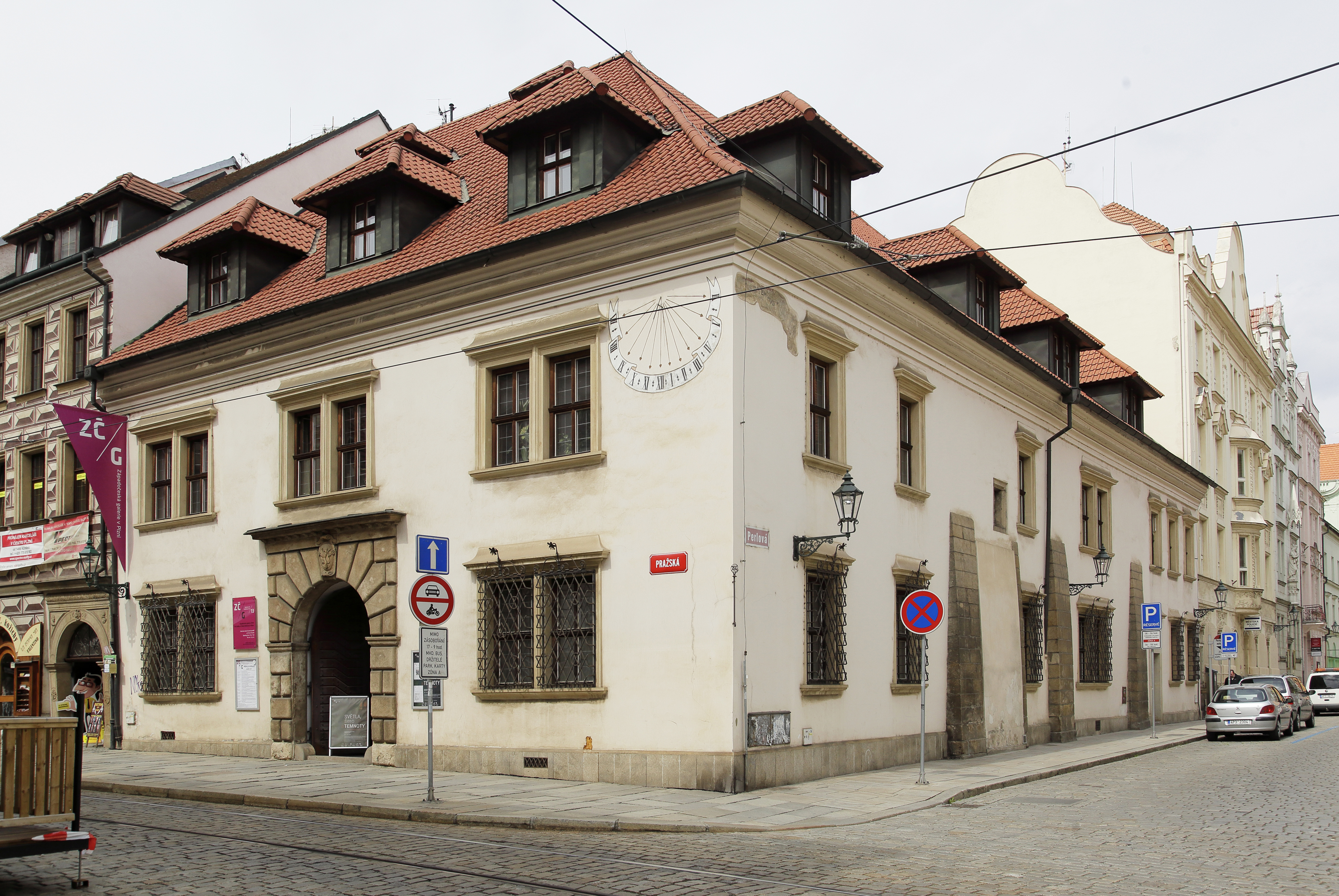 Pražská 13/čp. 83 – Dům se slunečními hodinami                                                      