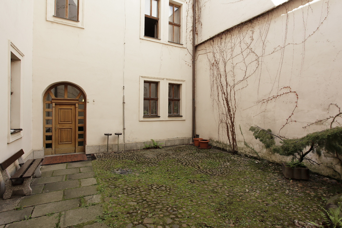 Pražská 13/čp. 83 – Dům se slunečními hodinami                                                      