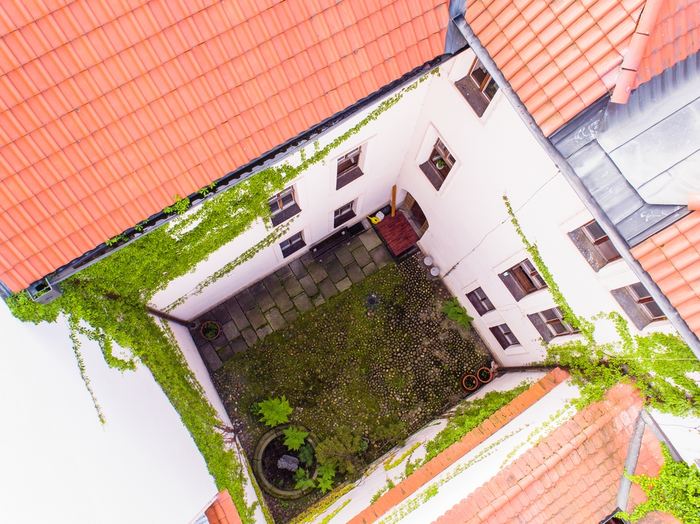 Pražská 13/čp. 83 – Dům se slunečními hodinami                                                      